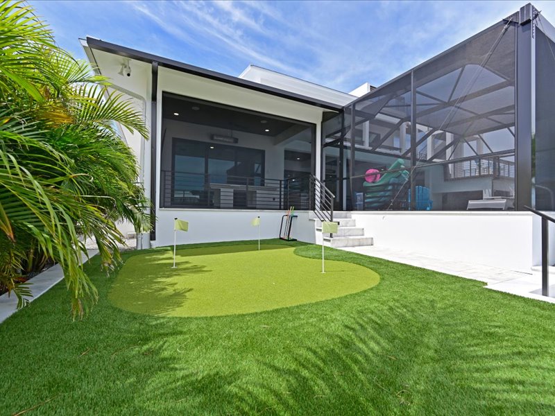 The Stumbling Iguana pool and outdoor lounge